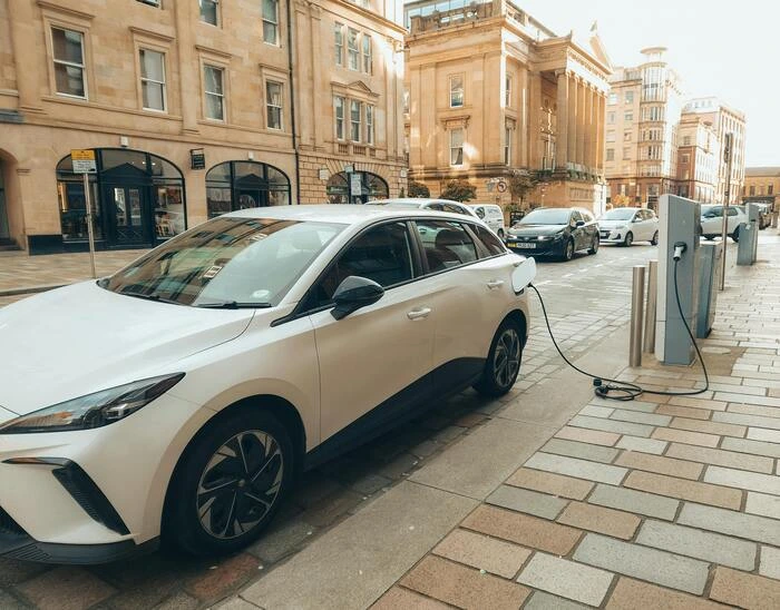 cuanto cuesta cambiar la bateria coche hibrido